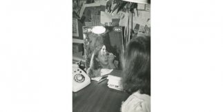 Autor desconocido, [Blanca Sánchez reflejada en un espejo pintándose los ojos], ca. 1975
