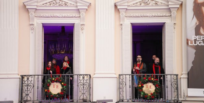  All4Gospel Choir en los balcones del Teatro Español. Navidad 2025 Madrid © Madrid Destino