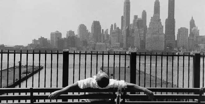 Louis Stettner. Brooklyn Promenade, Brooklyn, 1954. Cortesía Archivo Louis Stettner, París © Louis Stettner