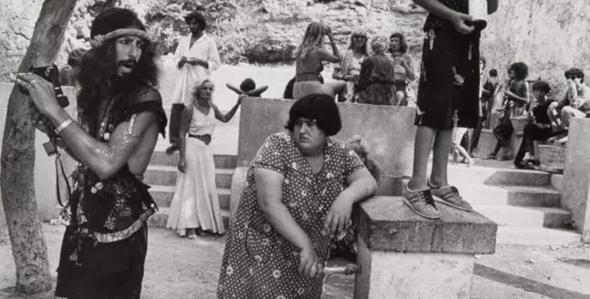 Oriol Maspons, 'Hippies (Ibiza)', 1976. / Real Academia de Bellas Artes de San Fernando - VEGAP​​​​​​​