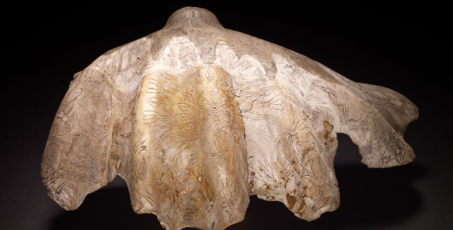 Concha decorada de Tridachna squamosa, utilizada como recipiente de cosméticos, 800-600 a. de C., Sippar (Irak). 1882,0918.14352 © The Trustees of the British Museum