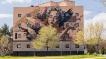 Mural Sinestesia (mujer con guitarra), de Sfhir. Calle Fuente Carrantona, número 112. Distrito Moratalaz