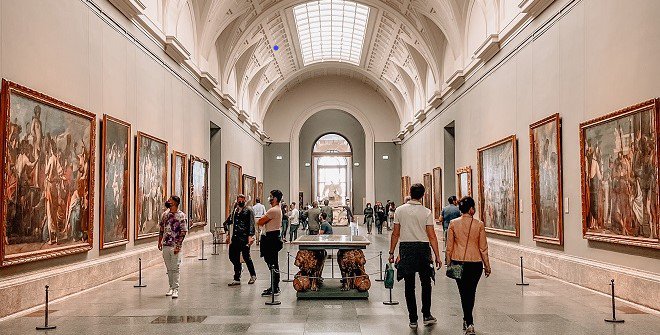 Gente en el interior del Museo del Prado