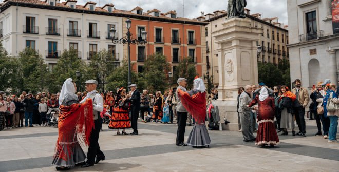 Bailando por Madrid. Plaza de Ópera. Fiestas de san Isidro. 15 de mayo de 2026