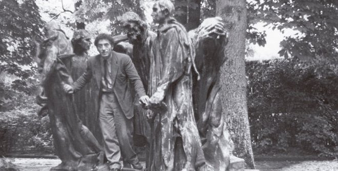 Patricia Matisse. Alberto Giacometti en el parque Eugène Rudier de Vésinet posando entre Los Burgueses de Calais, de Auguste Rodin, 1950. Archivos Fondation Giacometti, París
