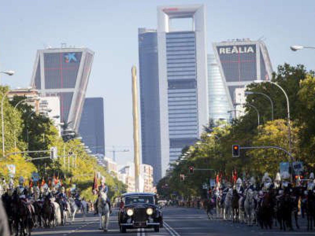 Desfile 12 octubre 2021. Paseo de la Castellana con Torre Kio y Cuatro Torres Business Area