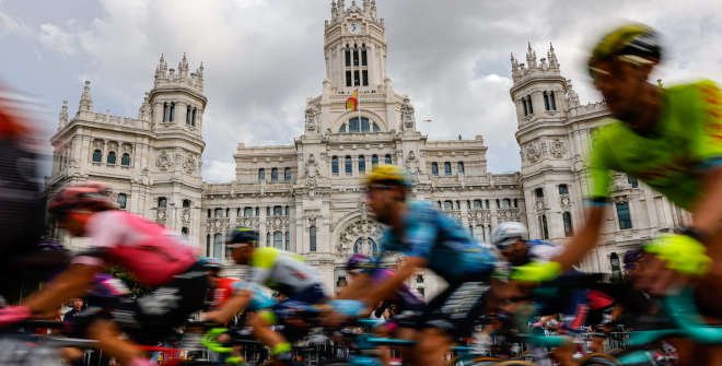 El pelotón de La Vuelta en la etapa final de la edición 2023 a su paso por Cibeles