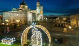 Belén iluminado con la catedral de la Almudena al fondo. Navidad 2024. Foto: Álvaro López del Cerro. © Madrid Destino