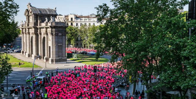 Carrera de la Mujer Madrid 2022 a su paso por la Puerta de Alcalá