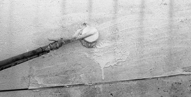 Encalado de una pared (detalle). Mengíbar, 1973. © Nacho Criado​​​​​​​