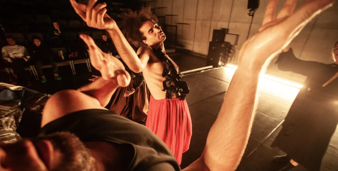 Tambourines - Trajal Harrell / Zürich Dance Ensemble. Foto: © Orpheas Emirzas