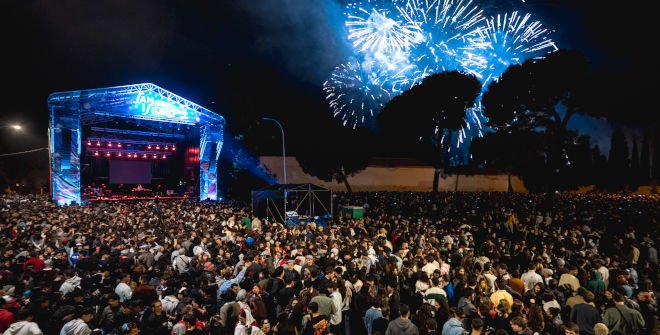 Concierto en la Pradera de san Isidro durante las Fiestas de san Isidro con castillo de fuegos artificiales al fondo. 15 de mayo de 2026