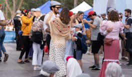 Parejas bailando un chotis en las Fiestas de San Isidro 2022