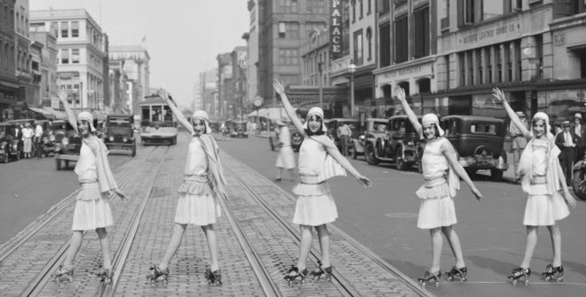 © Fred Schutz. 1929. Fox Roller Skating Girls. Washington, DC, EE.UU.