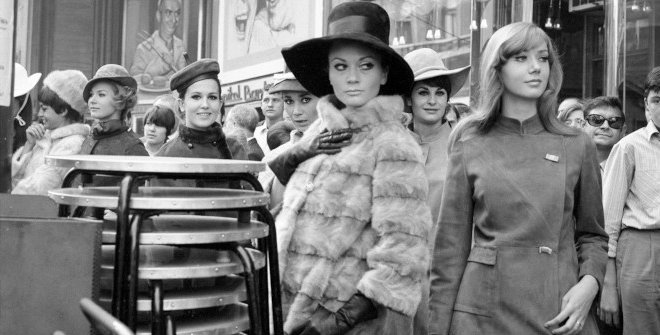 Joana Biarnés, Lourdes Albert y otras maniquies en la Gran Via. Madrid, octubre de 1967