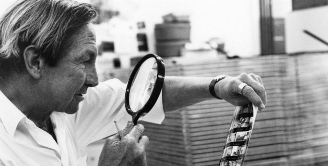 Robert Rauschenberg examinando una hoja de contactos en Gemini G.E.L., Los Ángeles, California, 1991. Foto: © Sidney B. Felsen