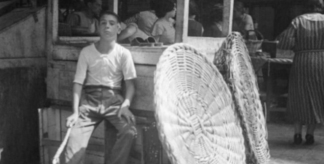 Joven vendedor en el mercado de la Boquería. 1933 © Dora Maar