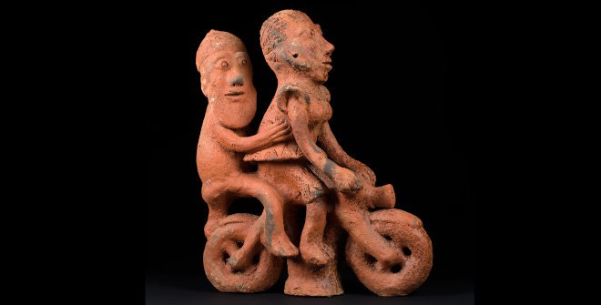 Seyni Awa Camara. Sin Título (Pareja en motocicleta), 2010. Terracota. 58 x 48 x 18 cm