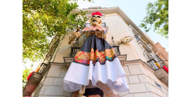 Calavera gigante de Frida Kahlo en la Casa de México de Madrid por el Día de Muertos 2022
