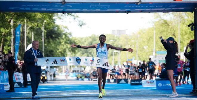 El etíope Mitku Tafa (2:08:57), ganador del maratón del Zurich Rock ‘n’ Roll Running Series Madrid 2024