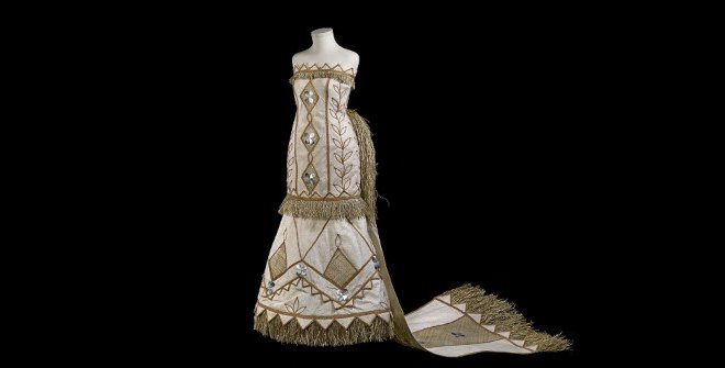 •	Paula Chan Cheuk. Vestido de boda de tela de corteza, 2014. Corteza de morera de papel, hoja de pandano, fibra de coco, concha de madreperla y harakeke (lino de Nueva Zelanda). © The Trustess of the British Museum