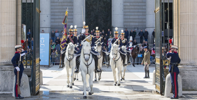 Cambio de guardia y relevo solemne en el Palacio Real de Madrid