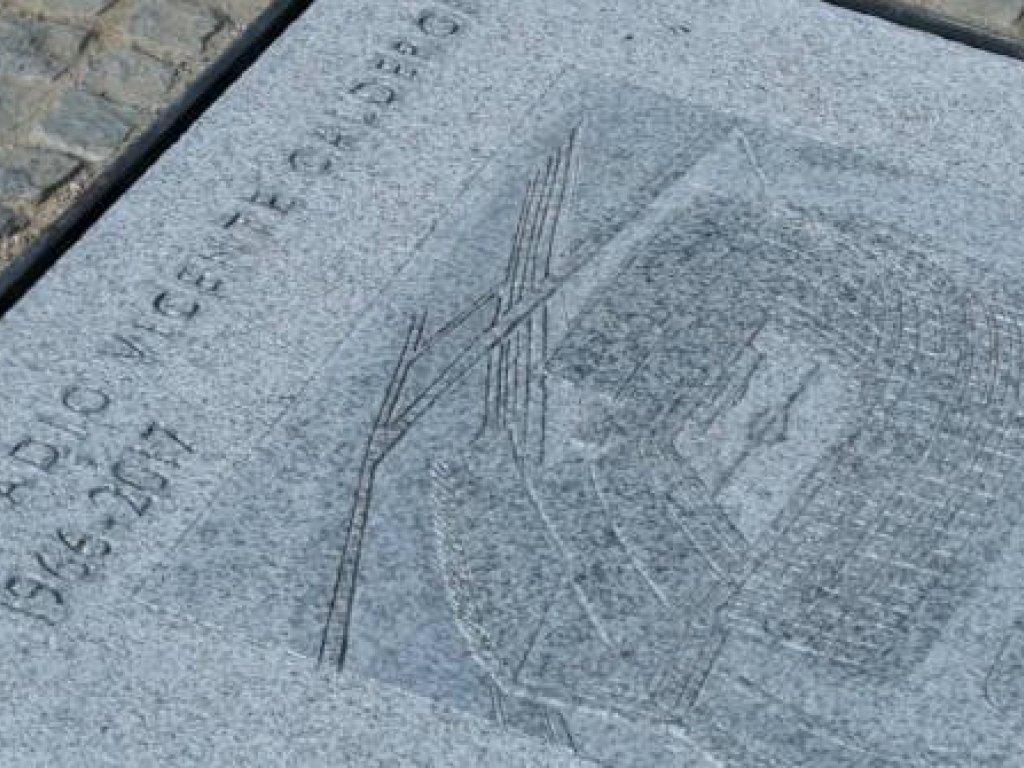 Placa estadio Vicente Calderón en el Parque Atlético de Madrid