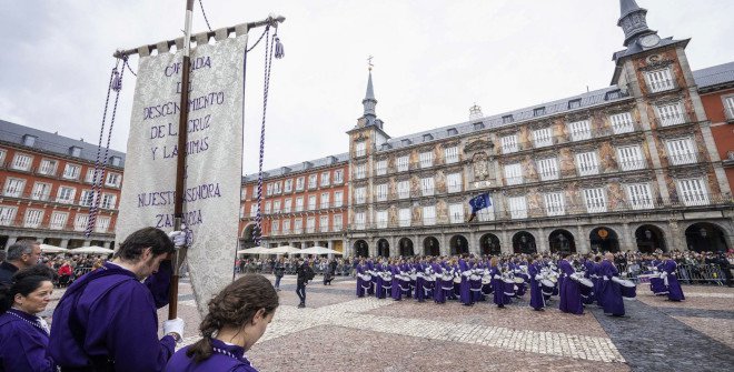 Tamborrada en la Plaza Mayor de Madrid. Semana Santa 31 de marzo de 2024