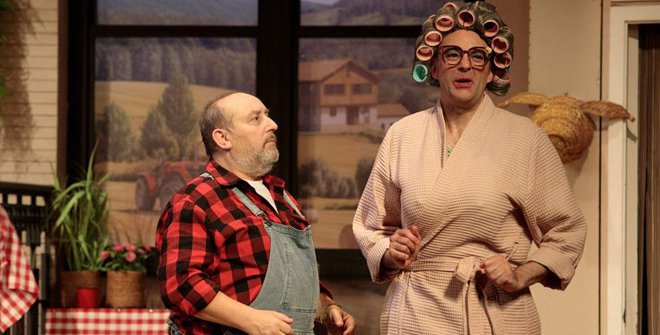 Familia Poyo – Entre pollos anda el juego