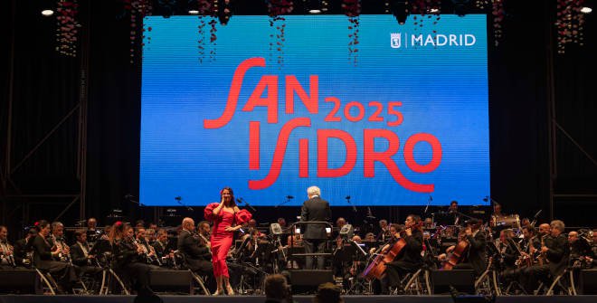 Cientos de personas disfrutan del concierto de la Banda Sinfónica Municipal dedicado a Madrid. Fiestas de San Isidro 2025. Autor: Enserio  © Madrid Destino