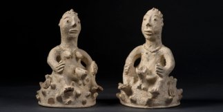 Mamisi Walas (Mouleo Amebédé). Gemelos, anterior a 2012. Terracota y caolín Ella 24 x 16 x 16 cm y él 25 x 18 x 18 cm