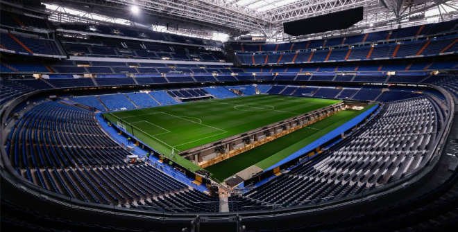 Estadio Santiago Bernabéu con su nuevo césped retráctil. © Real Madrid