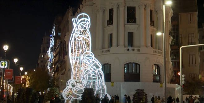 Gran nacimiento iluminado al lado del edificio Metrópolis. Navidad Madrid 2024
