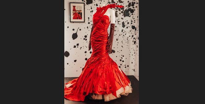 Disney The Exhibition. Linus Harwig. Modelo vestido por la actriz Emma Stone en la película de acción real Cruella (2021), expuesto en la galería La Ilusión de la Vida de la exposición. Copyright: © Disney
