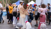 Parejas bailando un chotis en las Fiestas de San Isidro 2022