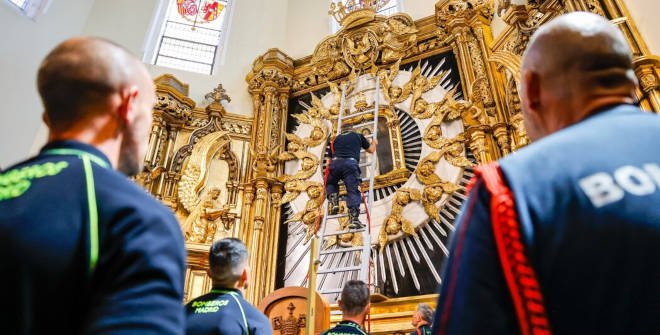 Fiestas de la Virgen de la Paloma. Bajada del cuadro por los bomberos