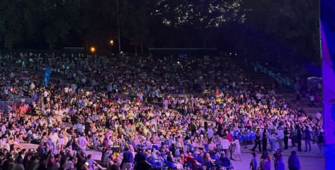 Público en el Auditorio del parque de Enrique Tierno Galván disfrutando de la Orquesta y Coro de RTVE y su espectáculo Siempre ABBA. 29 de agosto de 2026