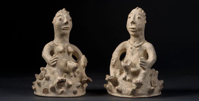 Mamisi Walas (Mouleo Amebédé). Gemelos, anterior a 2012. Terracota y caolín Ella 24 x 16 x 16 cm y él 25 x 18 x 18 cm