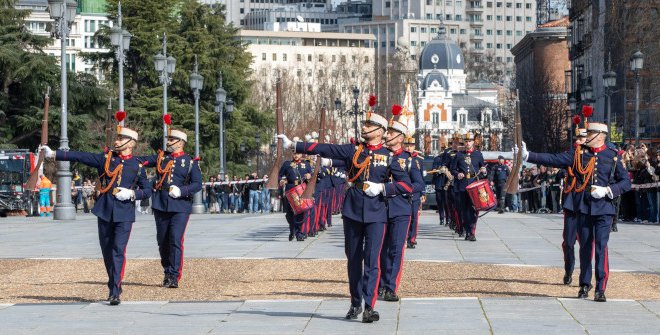 Cambio de guardia y relevo solemne en el Palacio Real de Madrid