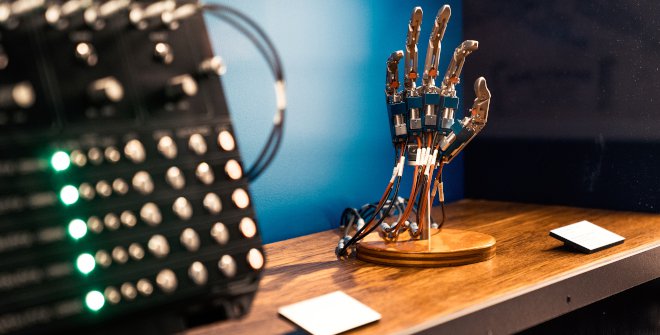 Disney The Exhibition. Linus Harwig. Mano eléctrica de AUDIO-ANIMATRONICS®, expuesta en la galería Innoventions de la exposición. Copyright: © Disney