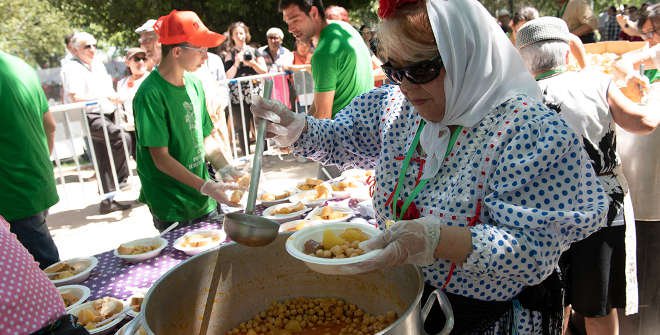 Reparto gratuito de cocido madrileño en la Pradera de San Isidro 2019
