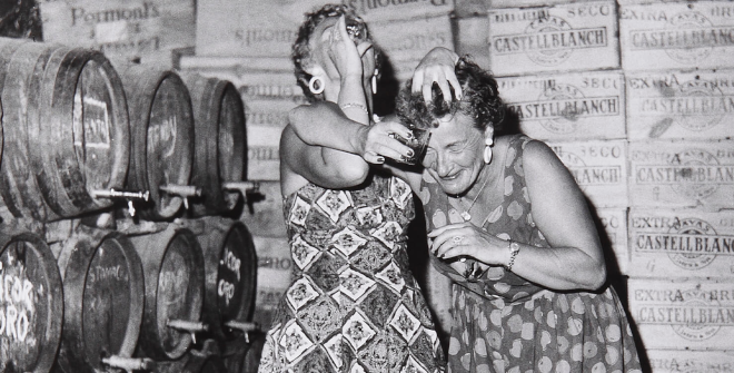 Oriol Maspons, 'Turistas inglesas en la Costa Brava (Calella)', 1959.  Real Academia de Bellas Artes de San Fernando - VEGAP