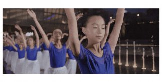 Obras de danza en vídeos Simbiosis, Universalidad, Integración, de la escuela de arte “Más Allá del Límite”, a cargo del Centro para el Festival Internacional de Arte de China en Shanghái