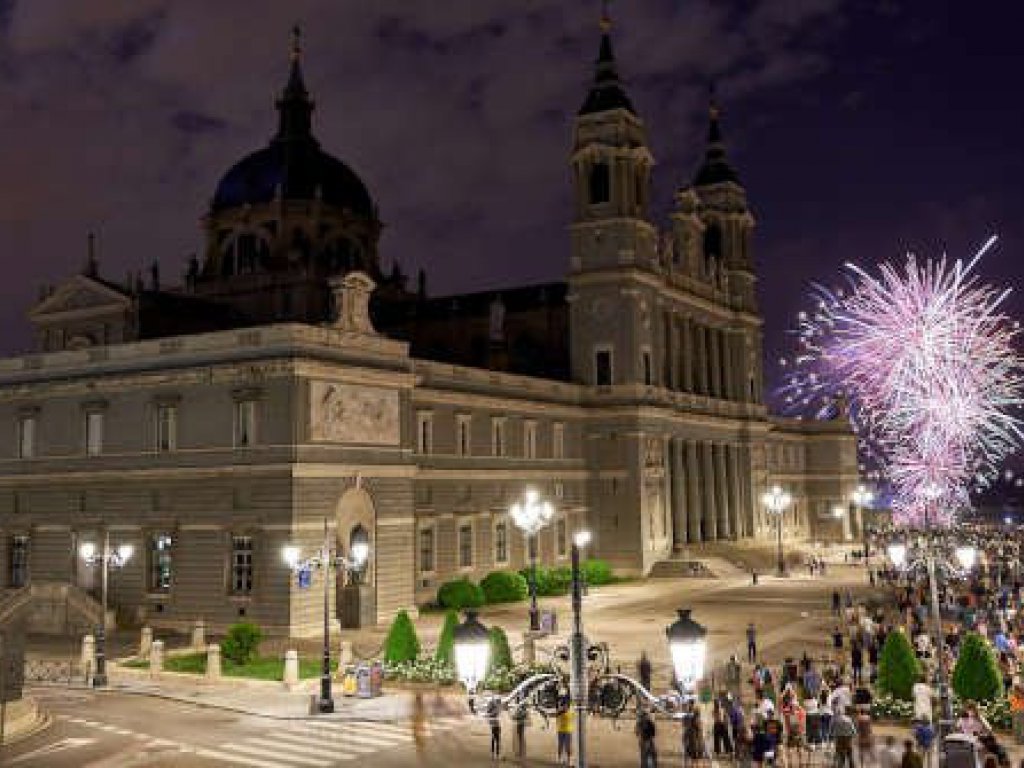 Fiestas de San Isidro 2022. Fuegos artificiales con la Catedral de la Almudena delante