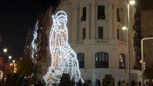 Gran nacimiento iluminado al lado del edificio Metrópolis. Navidad Madrid 2024