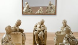 Detalle de Five Seated Figures, Juan Muñoz. 1996. Espejo y resina de poliéster. Dimensiones variables © Juan Muñoz Estate, VEGAP, Madrid, 2025