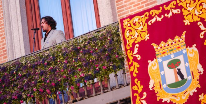 Saeta a cargo de Ismael de la Rosa desde el balcón de la Casa de la Villa. Procesión de Nuestro Padre Jesús Nazareno ‘El Pobre’ y María Santísima del Dulce Nombre en su Soledad. Jueves Santo (2 abril) Semana Santa 2026. © Madrid Destino
