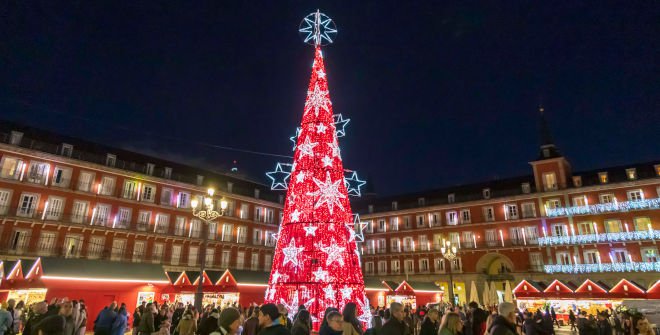 Árbol de Navidad en el mercadillo de la Plaza Mayor de Madrid. Navidad 2025-2026. Foto: Álvaro López © Madrid Destino