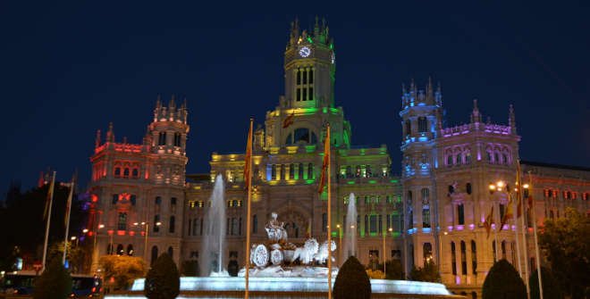 Plaza de Cibeles iluminada con los colores del Orgullo