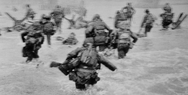 The American troops land on Omaha Beach on D-Day, Normandy, France, June 6, 1944 © Robert Capa/Centro Internacional de Fotografía/Magnum Photos